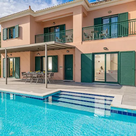 Niki With Swimming Pool فيلة Annináta