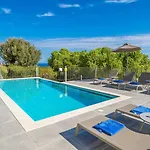 Niki With Swimming Pool וילה